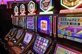 Dasbor turnamen pcgamebenchmark dengan daftar acara mingguan dan status partisipasi pemain